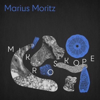 Album-Cover &bdquo;Mikroskope&ldquo; von Marius Moritz: abstrakte, mikroskopisch anmutende Formen in Blau, Grau und Wei&szlig; auf dunklem Hintergrund. | Copyright: Marius Moritz