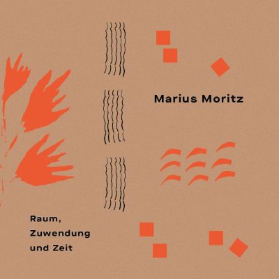 CD-Cover mit orangefarbenen geometrischen Formen, Wellenlinien und einer floralen Illustration auf beigem Hintergrund, Titel &bdquo;Marius Moritz &ndash; Raum, Zuwendung und Zeit&ldquo;. | Copyright: Marius Moritz